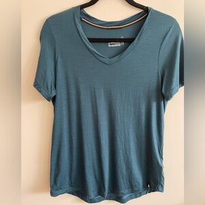 SMARTWOOL- Women's size small Active Ultralite V-Neck Short-Sleeve T-Shirt.